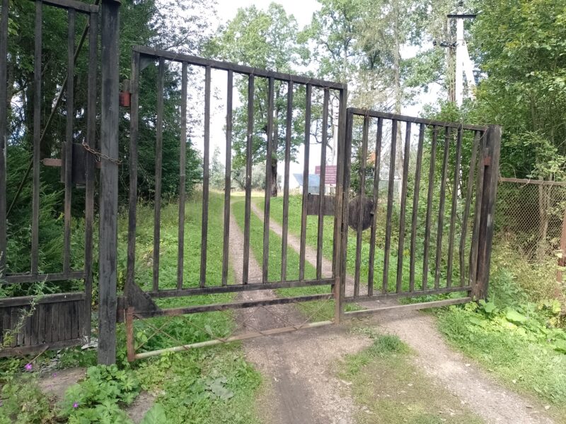 Автодорога (лыжероллеры) Н Горбово — Лызлово, состояние на 28 августа 2025 по отзыву, фото 5. Вход к работающей биостанции закрыт